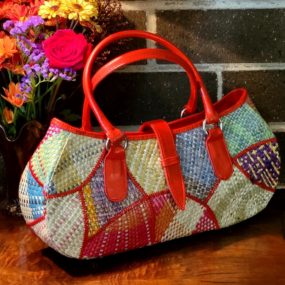 Handmade handbag woven braided straw. Vegan.